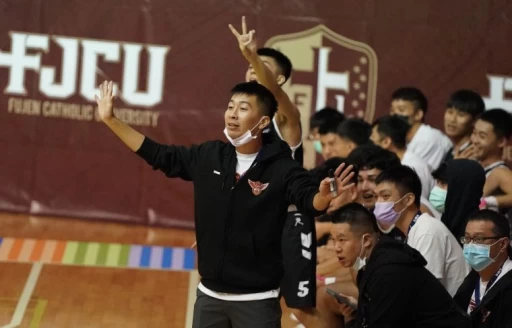 臺灣大學教練蔡宗儒執教UBA一級首戰。大會提供