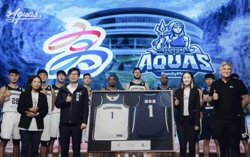 高雄全家海神隊領隊侯嘉騏致贈專屬球衣予陳其邁市長,左至右發展顧問謝玉娟,高雄市長陳其邁,領隊侯嘉騏,總教練布蘭登.喬伊斯。高雄全家海神隊提供