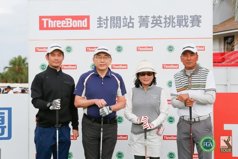 開球儀式(左起)ThreeBond香港有限公司台灣支店總經理泰地宏和、捷絢科技總經理江碩勳、國寶集團總經理湯順甄、ThreeBond挑戰巡迴賽執行長陳志忠。TPGA提供/葉勇宏攝影