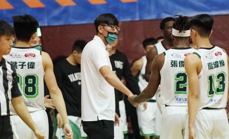 萬能科大吳奉晟教練帶領球隊二連勝,戰勝輔大、臺師大上屆八強。大會提供