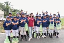 台中大仁國小球員採完蘿蔔與「師母」謝榮瑤合影。徐生明棒球發展協會提供