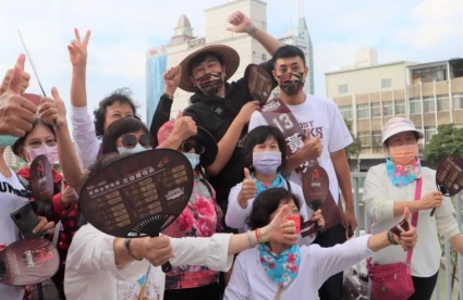 臺南台鋼獵鷹教練吳志偉大受歡迎。官方提供