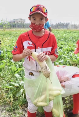 東園國小林鈞捷開心拔到大蘿蔔。徐生明棒球發展協會提供