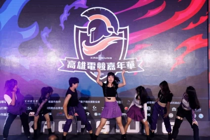 樹德家商表演藝術科的舞蹈團隊CRYSTAL帶來青春活力的舞蹈表演。高雄運發局提供