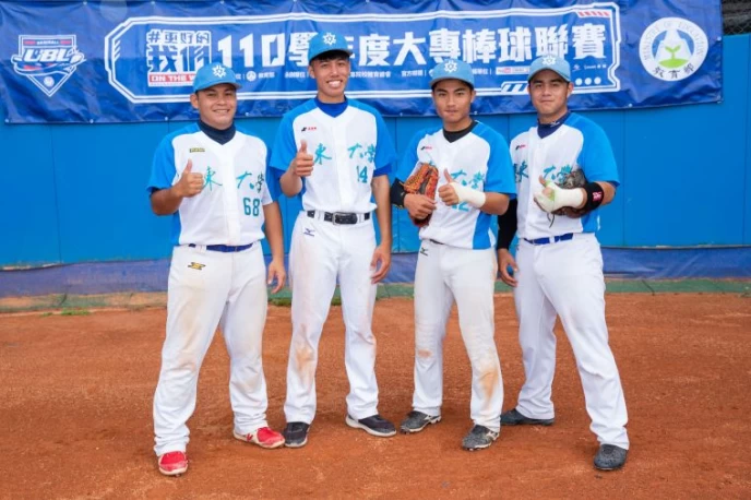 東大前四棒，左一高家俊，左二烏凱恩，右一廖元斌，右二王騰玉。大專體總提供