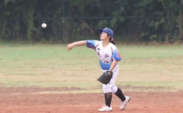 追分國小高巧育和弟弟一起打棒球。徐生明棒球發展協會提供