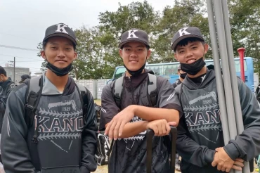 宋明憲（左）和王信文（右）都是第一次到台東，胡英智（中）上次則是國中來比賽，覺得台東的球場和平常使用的場地感覺很不同。陳孟葦攝