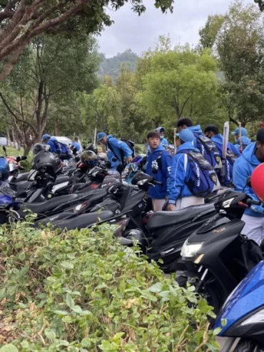 東大球員難得有機會騎機車到球場比賽。吳敏欣攝