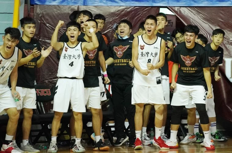 臺灣大學69-64擊退中原,取得相隔22年的一級勝利。大會提供