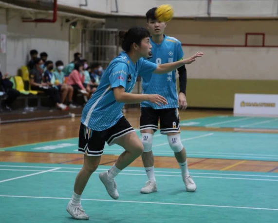 嘉南藥大李易勳(左)頭槌。大會提供