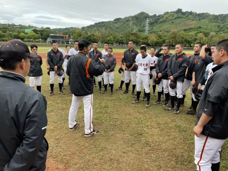 文化大學全隊理平頭。吳敏欣攝