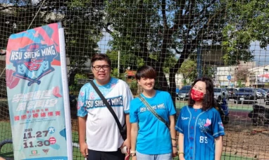 志工曾國凱和宋珮維今天結婚,特別和師母謝榮瑤合影紀念。徐生明棒球發展協會提供
