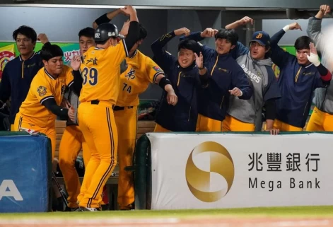 詹子賢4局上為中信得到第3分時與隊友擊掌歡呼。游智勝攝