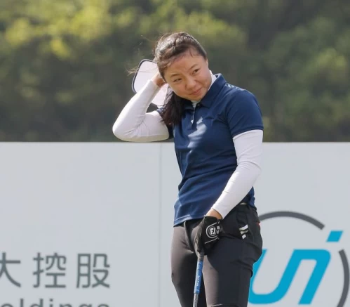 2021大聯大女子高爾夫公開賽第一回合冷風強勁,業餘選手黃亭瑄開完球後帽子被吹翻。TLPGA提供/葉勇宏攝影
