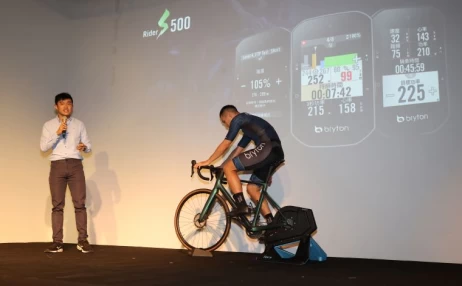 群利科技介紹S500龐大的功能。李天助攝