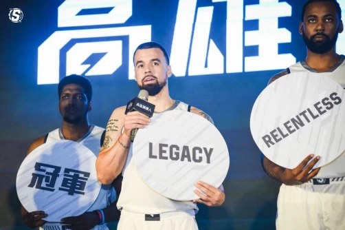 人氣爆棚的塔克也首度穿著高雄鋼鐵人球衣亮相，他選出英文「LEGACY」，代表傳承製造經典。官方提供