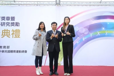 潘文忠部長於110年度國光體育獎章暨運動科學研究獎勵頒獎典禮頒發獎牌給東奧銅牌跆拳道選手羅嘉翎與她的母親。體育署提供