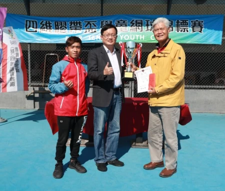 中山國小團體成績13連霸,格蘭英語董事長蘇起銓(右)頒獎給中山國小校長陳冠英(中)與教練朱偉豪(左)。四維體育推廣教育基金會提供