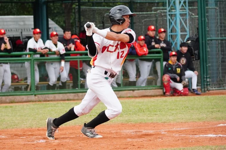 「姑丈」賴柏均右外野安打送回球隊前2分。陳孟葦攝