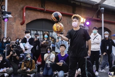 BALLERTIME花式籃球公開賽蔣凱麒一手轉雙球,引發全場驚呼。官方提供
