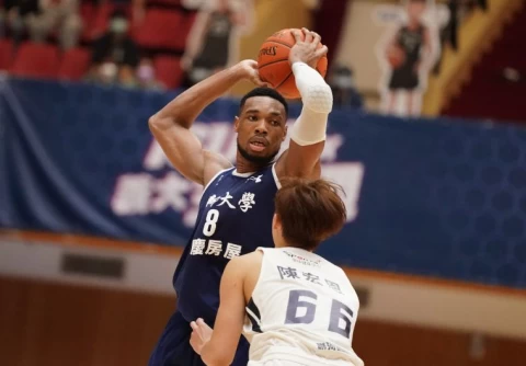世新大學伊波卡17分12籃板。大會提供