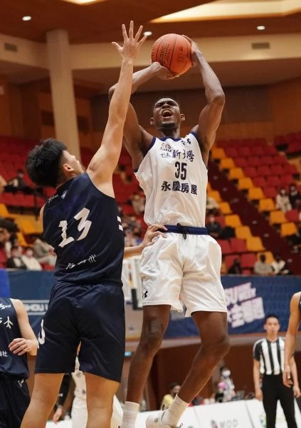 世新大學丹尼爾19分13籃板。大會提供
