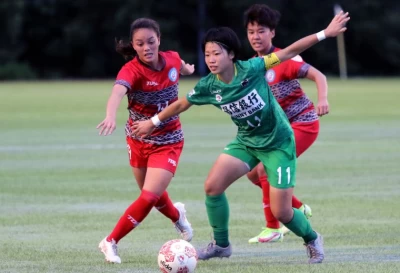 第82分鐘,陽信掌握一記角球攻擊契機,由外援的日籍女將若林美里(中)頭搥破門。蔡宗憲攝