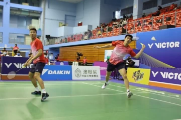江建葦與葉宏蔚為北市大取得男甲團二連霸。大會提供
