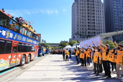 中信兄弟封王感謝球迷力挺-盧市長預祝年年封王-共享榮耀。台中運動局提供