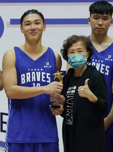 富邦人壽公關廣宣部陳姿瑛部長頒發MVP-明新運管周信輔。大會提供