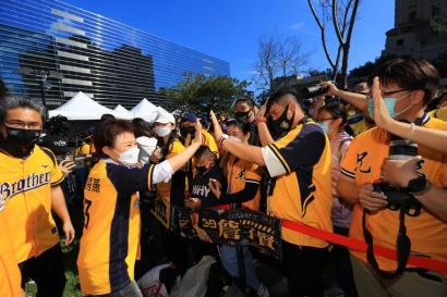 盧市長與球迷擊掌。台中市運動局提供