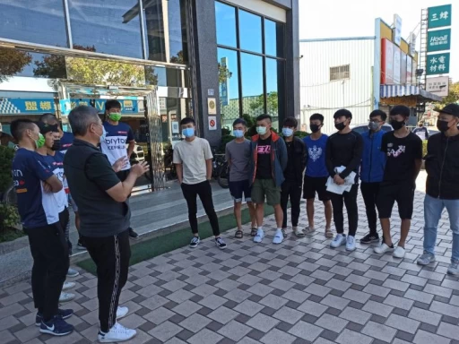 Bryton執行長王聖慜鼓勵參與的年青車手們。bryton提供
