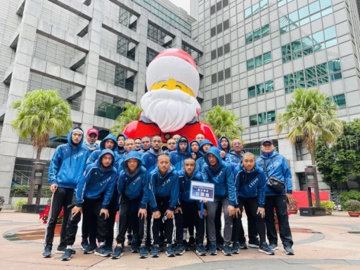 參加新北U18棒球邀請賽隊員於新北歡樂耶誕城開心合照。大會提供