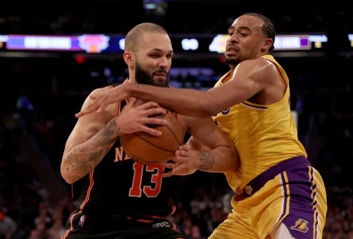 洛杉磯湖人的塔克(Talen Horton-Tucker,右)就因確診被送去隔離。法新社