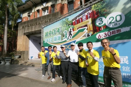 雄中首次舉辦馬拉松慶祝。大會提供