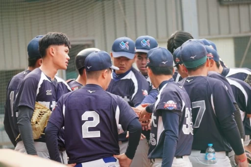 廖文男要求選手從熱身開始就做好團隊的凝聚,一到球場就要進入備戰狀況。陳孟葦攝