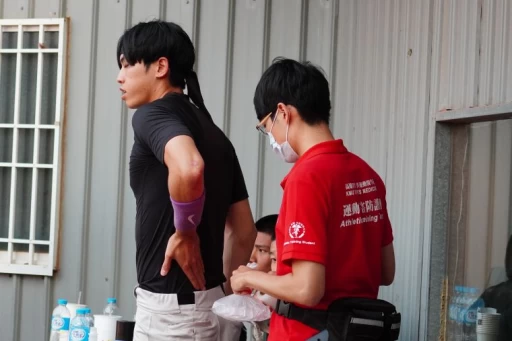 腰傷尚未完全復原，嚴子翔賽後還是需要冰敷。陳孟葦攝