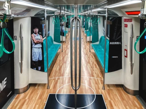 高雄鋼鐵人球場搬進捷運車廂。高雄鋼鐵人提供
