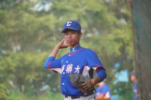 嘉藥中繼投手李楊勝練投還不到1個月,今天就有不錯的表現。陳孟葦攝