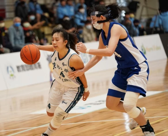 成功大學王勻妤連三場上雙，繳出17分7籃板5助攻。大會提供