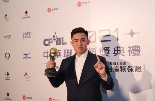 富邦曾峻岳擊敗味全徐若熙、郭天信,拿下新人王。李天助攝