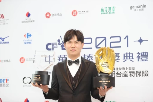 江坤宇獲游擊2大獎,明年要拼打擊王和安打王。李天助攝