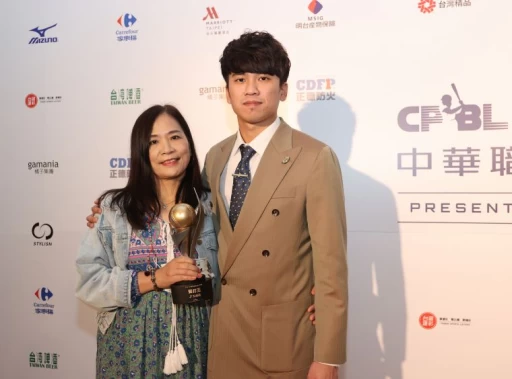 媽媽吳美玉意外現身頒發安打王獎座給王威晨。李天助攝