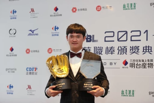 統一獅林靖凱滿分獲最佳九人二壘手獎。李天助攝