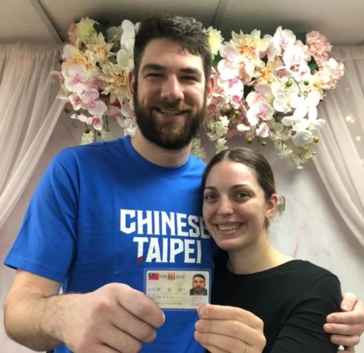 阿提諾喜獲台灣身份證。藍協提供