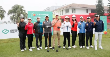 台灣大哥大總經理林之晨(中)、TLPGA理事長劉依貞(右5)、國寶集團育樂事業群總顧問陳志明(左4)、台灣大哥大副總經理劉麗惠(右4)與台灣大哥大和富邦金控贊助高球選手共同合影。大會提供