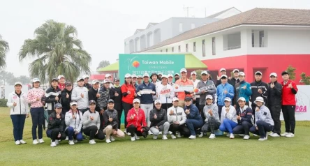台灣大哥大總經理林之晨(中)與多位貴賓及與賽選手在開球儀式中合影留念。大會提供