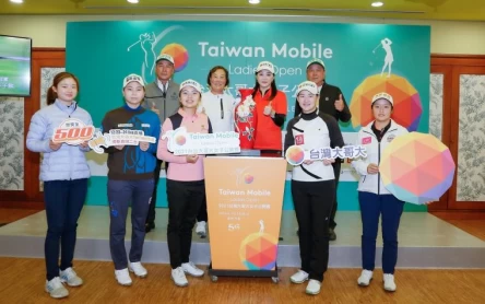 台灣大哥大副總經理劉麗惠(後右2)、TLPGA理事長劉依貞(後左2)、國寶集團育樂事業群總顧問陳志明(後右1)與東華球場總經理陳志忠(後左1),賽前記者會與洪玉霖(前排左起)、陳宇茹、徐薇淩、李旻及吳佳晏一起比讚。大會提供