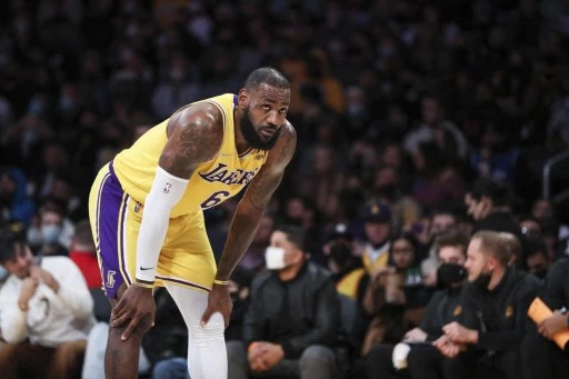 詹姆斯(LeBron James)攻下全場最高的34分,但在比賽中還一度扭傷腳踝。法新社