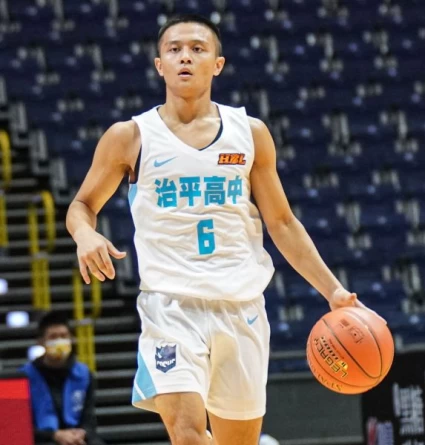 治平高二射手戴翊拿12分、5籃板、2抄截最多,但他連吞2個「U」。大會提供